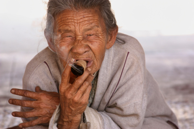 Visages de Birmanie: l'art de fumer le Cheeroot