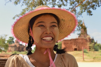 Visages de Birmanie: Jeune femme à Bagan