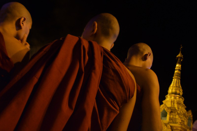 Trois Gemmes: Sangha, Moines à Shwe Da Gon
