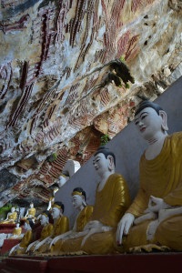 Trois Gemmes: Budha. Sous la voûte des grottes de Hpa An