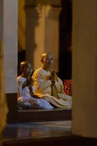 Au coeur des Monastères et Pagodes: Prière dans Shwe Da Gon