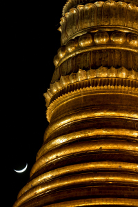 Or, Pourpre, et Eclat de la Lune: Croissant de Lune sur Shwe Da Gon