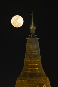 Or, Pourpre et Eclat de la Lune: sous la pleine lune, l'Ombrelle