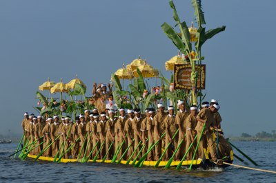 Fêtes et Festivals: des bateaux à fond plat sur le lac