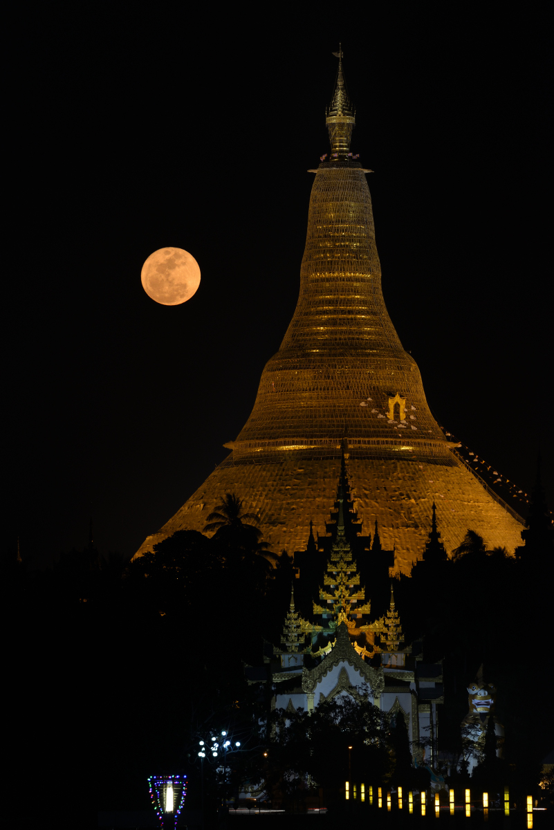 Or, Pourpre et Eclat de la Lune: lever de pleine lune sur le stupa