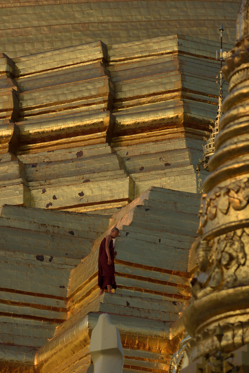 Or, Pourpre et Eclat de la Lune: sur le Stupa, au niveau sacré